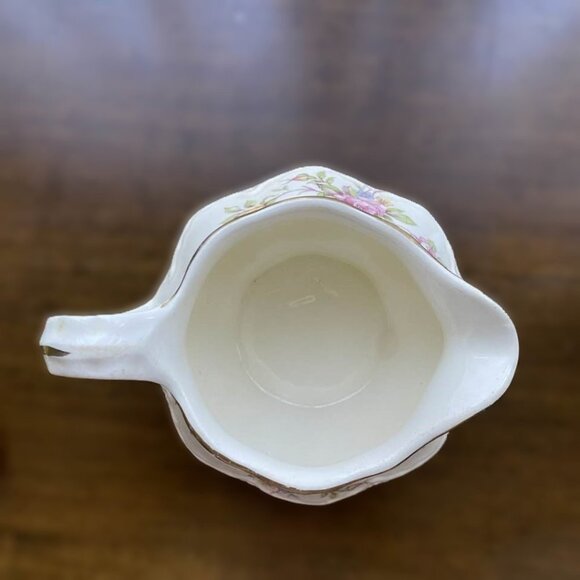 Vintage 1950's Homer Laughlin Priscilla Covered Sugar Bowl and Creamer Set - Picture 8 of 13